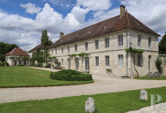 En Bourgogne, non loin de Vézelay, un château en bord de falaise surplombant l’Yonne - photo  n°9